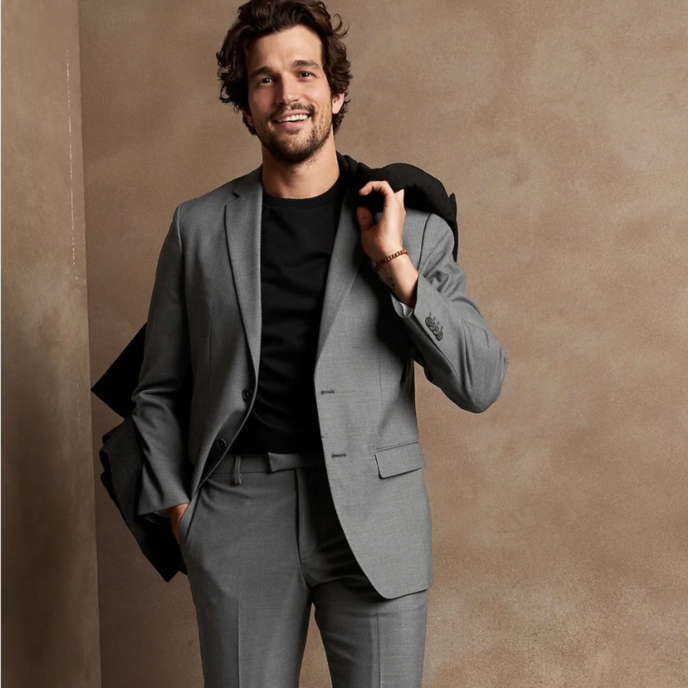 Banana Republic slim fit suit. Great condition, sz 42 R. Gorgeous look